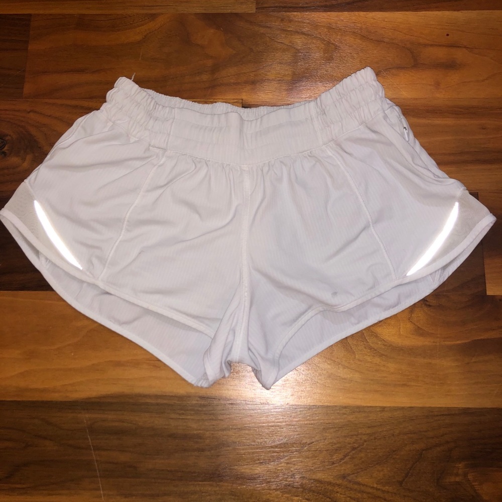 Lululemon white hotty hot shorts 2.5 inch size 2